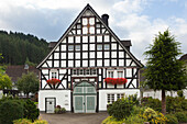 Fachwerkhaus im Dorf Kirchveischede, bei Lennestadt, Rothaargebirge, Sauerland, Nordrhein-Westfalen, Deutschland