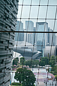 Blick durch Glas Fassade der Bibliothek zu Opernhaus von Zara Hadid, Guangzhou, Guangdong Provinz, Perlfluss Delta, China