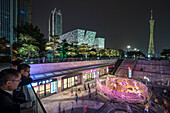 sportliche Betätigung vor Fernsehturm bei Nacht, Guangzhou, Guangdong Provinz, Perlfluss Delta, China