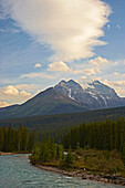 Blick über den Bow River zum Mount Temple, Banff National Park, Rocky Mountains, Alberta, Kanada