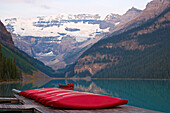 Victoria Glacier und Kanus auf Lake Louise, Sonnenaufgang, Banff National Park, Rocky Mountains, Alberta, Kanada