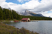 Bootshaus am Maligne Lake, Jasper National Park, Rocky Mountains, Alberta, Kanada