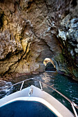 Bootsfahrt in eine Grotte, Benagil, Algarve, Portugal