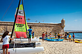 Strand vor Festung Forte da Bandeira, Lagos, Algarve, Portugal