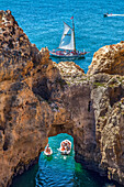 Blick von der Ponta de Piedade auf Felsbogen, Lagos, Algarve, Portugal