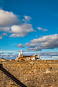 Blick von der Burg auf die Altstadt mit Kirche, Monsaraz, Alentejo, Portugal