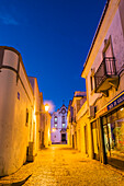 Abendaufnahme, Gasse mit Igreja Matiz, Olhao, Algarve, Portugal