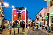 Beleuchtete Altstadtgasse mit rotem Haus, Lagos, Algarve, Portugal