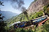 Diesel Dampflok der Nilgiri Mountain Railway, steile Strecke, Zahnradtechnik, ca. 1.000m über NN, kommt morgens aus Mettupalayam, Fahrt Richtung Conoor, Nilgiri Hills, Western Ghats, Tamil Nadu, Indien