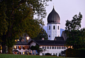 Blick zum Turm der Klosterkirche der Fraueninsel, Chiemsee, Chiemgau, Oberbayern, Bayern, Deutschland