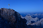 Gipfelkreuz am Zugspitzgipfel, Zugspitze, Garmisch-Partenkirchen, Bayern, Deutschland