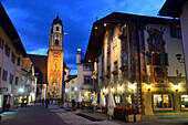 Peter u. Paul-Kirche in Mittenwald mit Obermarkt, Oberbayern, Bayern, Deutschland