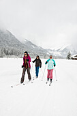 Skilangläufer und verschneite Landschaft, bei Schoppernau, Bezirk Bregenz, Bregenzerwald, Vorarlberg, Österreich