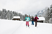 Skilangläufer und verschneite Landschaft, bei Schoppernau, Bezirk Bregenz, Bregenzerwald, Vorarlberg, Österreich