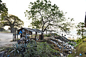 Müllkippe am Indischen Ozean, Kigamboni, Tansania, Afrika