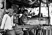 Zwei Männer an einem Marktstand in Kigamboni, Tansania, Afrika