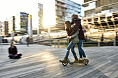 2 Mädchen auf Tretroller in der Hafencity, Hamburg, Deutschland, Europa