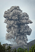 Nahaufnahme einer kilometerhohen schwarzen Aschewolke nach einer Eruption des aktiven Vulkan Tavurvur auf Matupi Island, Papua Neuguinea, Neu Britannien, Süd Pazifik