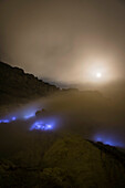 Brennender Schwefel mit blauer Flamme des Vulkans Ijen bei Nacht. Vollmond und Sternen. - Indonesien, Ost-Java, Vulkan Ijen