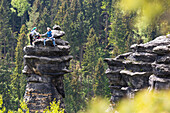 Kletterer in der Sächsischen Schweiz, Schraubenkopf, Alter Weg IV, Kletterfelsen, Sächsische Schweiz, Elbsandsteingebirge, Bielatal, bei Dresden, Sachsen, Deutschland, Europa