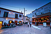 Dorf Burgau abends, Westalgarve, Portugal