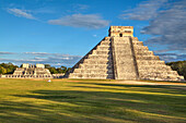 El Castillo (Pyramid of Kulkulcan), Chichen Itza, UNESCO World Heritage Site, Yucatan, Mexico, North America