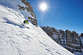 Zwei Männer fahren Ski auf dem Weg nach Madonna di'Campiglio, Rifugio Tucket Im Hintergrund die Adamello Gruppe, Skitour, Brenta Gebirge, Dolomiten, Trentino, Italien