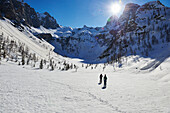 Zwei Männer gehen eine Skitour auf dem Weg zum Cima d´Agola Ski, klettern, Skitour, Brenta Gebirge, Dolomiten, Trentino, Italien