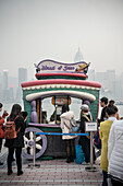 Touristen beim Imbiss Wagen bei der Avenue of Stars, Kowloon, Hongkong, China, Asien