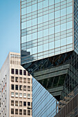 Detail einer überhängenden Glas Fassade eine Wolkenkratzers im Central District, Hongkong Island, China, Asien