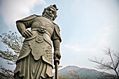 riesige Wächter Statue am Eingang zum Kloster Po Lin, Lantau Insel, Hongkong, China, Asien