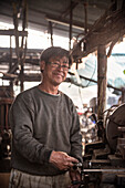 Porträt eines chinesischen Mechanikers im Fischerdorf Tai O, Insel Lantau, Hongkong, China, Asien