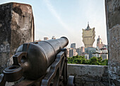 Verteidungs Kanone zielt zum Grand Lisboa Casino von portugiesischer Felsenfestung Monte Fort, Macau, China, Asien