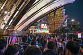 Menschenmenge vor Grand Lisboa Casino bei Nacht, Macau, China, Asien