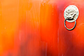 Rote Tür, Detail, Türklopfer, Löwenkopf, klassisches chinesisches Rot, rote Fläche, traditionelle chinesische Architektur, Hutong, Peking, China, Asien