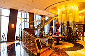 China World Trade Center, Restaurant in der oberen Etage, Gastraum, Treppe, prunkvoll, Luxus,  Peking, China, Asien