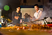 Nächtliches Grillen in Shanghai, zwei Männer am Grill, fächern Luft, Gemüse, Fleisch, BBQ, Schanghai, Shanghai, China, Asien