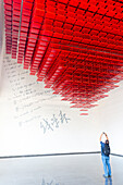 Ausstellung, rote Installation, chinesischer Schriftzug, Qian Xuesen Bibliothek, berühmter Raumfahrtforscher, Museum der Luftfahrt, Shanghai Jiaotong Universität, Shanghai, VR China