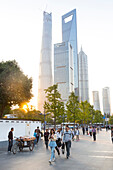 Straßenszene Pudong, Passanten, Sonneuntergang, Skyline von Shanghai, Shanghai Tower, Shanghai World Financial Center, Jinmao Tower, Financial District, Schanghai, Shanghai, China, Asien