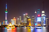 Abend am Bund, Boot auf Huangpu Fluss, Nachtlichter, nächtliche Skyline von Shanghai, Oriental Pearl Tower, Jinmao Tower, Shanghai World Financial Center, Shanghai Tower, Schanghai, Shanghai, China, Asien
