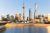 Wahrzeichen von Shanghai, Skyline, dynamisches Zoom-Foto, Sonnenuntergang, Oriental Pearl Tower, Shanghai World Financial Center, Jinmao Tower, Shanghai Tower, Huangpu Fluss, Schanghai, Shanghai, China, Asien