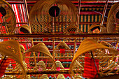 Hongkong, Räucherspiralen, von unten ins Dach, Rauch, Glut, rot, kreisrund, Man Mo Tempel, grafisch, Hong Kong Island, Tradition, Glaube, Religion, Detail, China, Asien