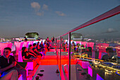 Stadtaussicht von 1-Altitude Dachterrasse, höchste Bar, Aussicht über Stadt, Lounge, farbig illumnierte Sitzmöbel, Singapore River und Marina Bay, Nachtaufnahme, Blaue Stunde, bunt beleuchtet, Touristen, Singapur Singapur