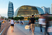 Singapore, blaue Stunde, Abenddämmerung, Marina Bay, Fussgänger, Brücke, Läufer, Uferpromenade, Theatres on the Bay, Durian, Architektur, Singapur