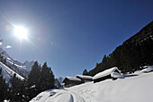 Verschneite Alm im Oberbergtal, Stubaier Alpen, Tirol, Österreich