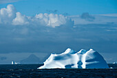 Majestaetischer Eisberg suedlich vom Polarkreis, Westkueste, Antarktische Halbinsel, Antarktis