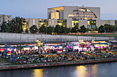 Capital beach Café an der Spree, Kanzleramt, Daemmerung, Berlin, Deutschland