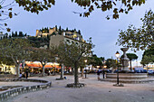 Boule Platz in Cassis, Festung im Hintergrund, Cassis, Côte d Azur, Frankreich