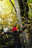 Junge Frau geniesst die Herbststimmung, Hamburg, Deutschland