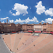 Piazza del Campo, Santa Maria Assunta Cathedral behind, Siena, UNESCO World Heritage Site, Siena Province, Tuscany, Italy, Europe